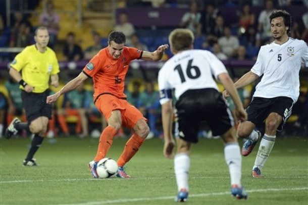 Van Persie gỡ 1 bàn cho Hà Lan.